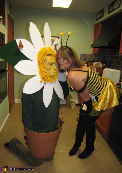 couples unique homemade Daisy diy  and costume  Bee creative Halloween couples for costumes