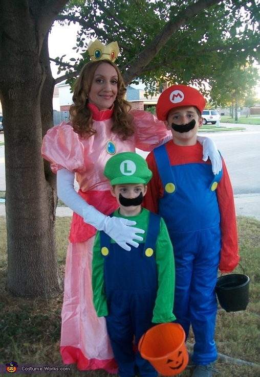 Princess Peach, Mario and Luigi - Homemade costumes for families
