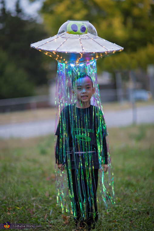 kidnapped girl costume