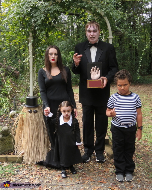 Addams Family Costume | Last Minute Costume Ideas - Photo 2/5
