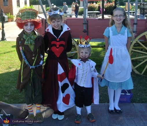 Alice in Wonderland - Group Halloween Costume Idea