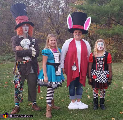 Cool Alice in Wonderland Family Costume | No-Sew DIY Costumes