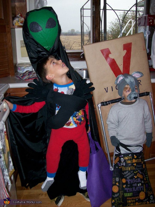 DIY CARDBOARD ALIEN MASK COSTUME  Halloween costumes diy couples, Diy  cardboard, Family halloween costumes