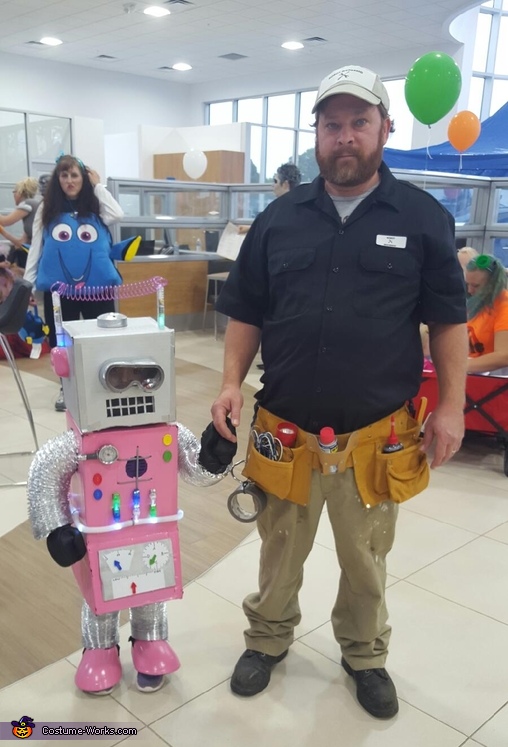 Char-Bot 2000 Robot Costume | Creative DIY Ideas - Photo 3/3