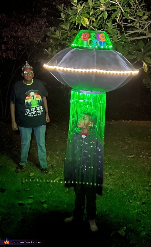 Conspiracy Theory Guy spies Alien Abduction Costume