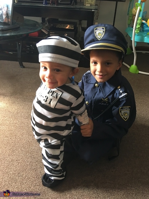 Cop and Prisoner Children's Costume | Last Minute Costume Ideas - Photo 2/3