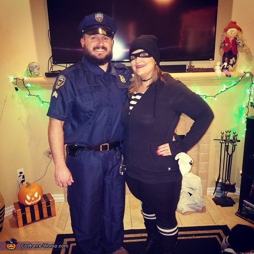 Cops and Robbers Family Costume - Photo 2/5