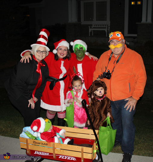 Grinch family costume  Disney halloween costumes, Family halloween  costumes, Cute halloween costumes