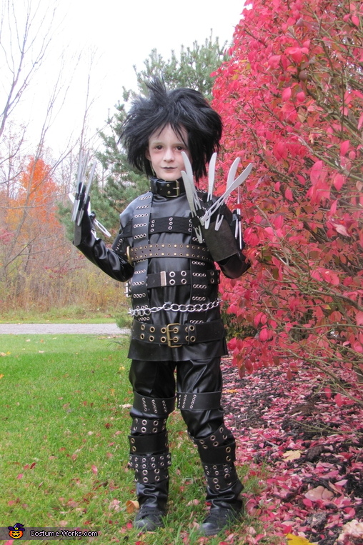 Edward Scissorhands Creative Homemade Halloween Costume | Easy DIY Costumes