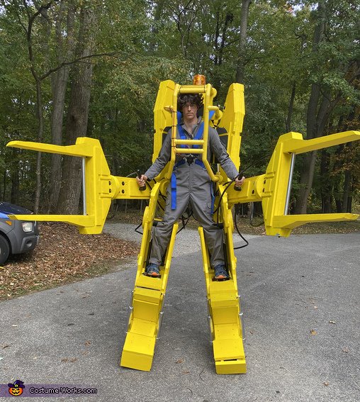 Ellen Ripley and her P-5000 Power Loader Costume