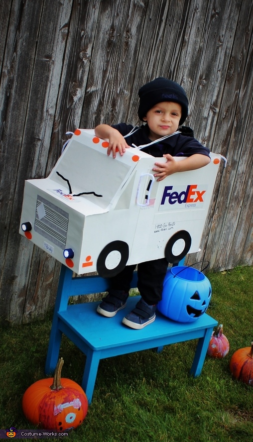FedEx Delivery Driver Costume