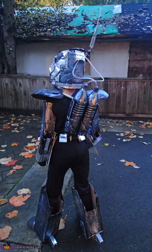 Futuristic Robot Costume | Easy DIY Costumes - Photo 2/4