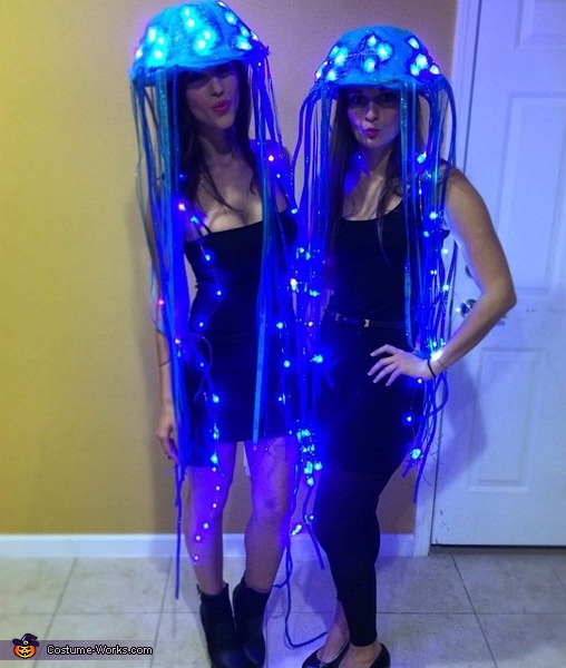 DIY Jellyfish Costume  Jellyfish halloween costume, Jellyfish costume,  Jellyfish halloween