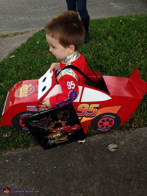 Creative DIY Lightning McQueen Costume | Unique DIY Costumes - Photo 2/3