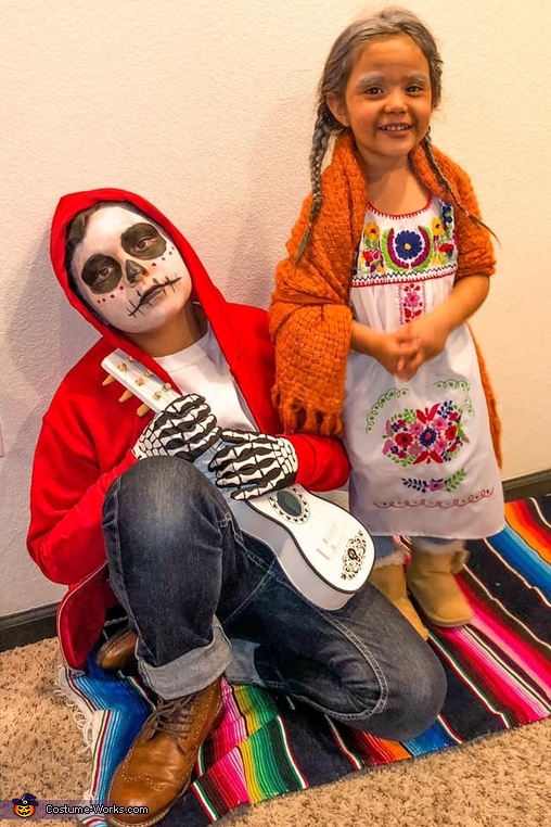 https://photos.costume-works.com/full/mama_coco_and_miguel.jpg