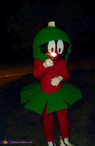 Coolest DIY Marvin the Martian Costume - Photo 7/7