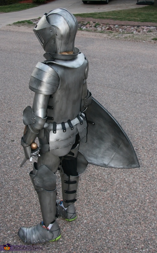 Medieval Knight Costume - Photo 3/7