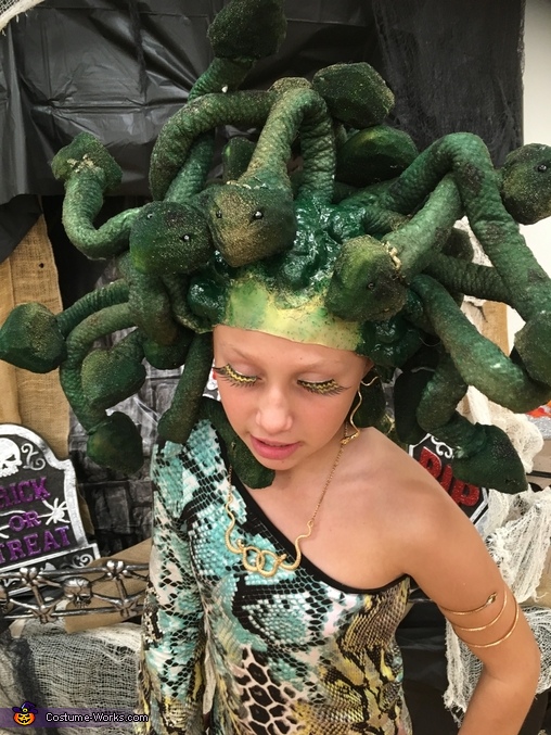 DIY Girl's Medusa Costume | DIY Tutorial - Photo 2/3