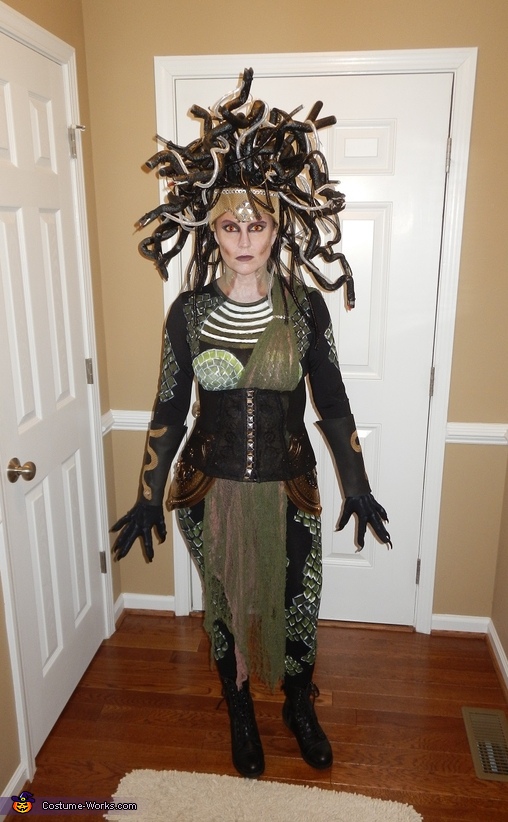 Awesome Medusa Costume DIY Instructions