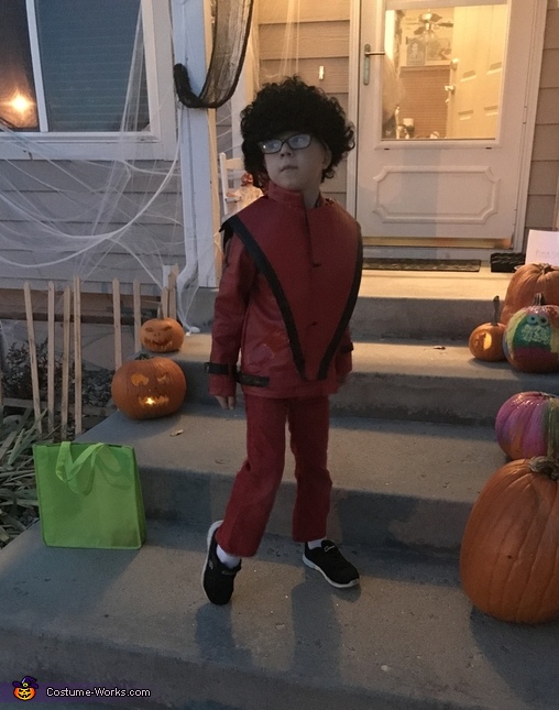 Home made Michael Jackson jacket, made from duct tape! Baby halloween cos…   Michael jackson halloween costume, Michael jackson costume, Boys  halloween costumes diy