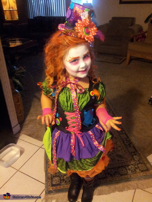 Miss Mad Hatter Costume for a Girl - Photo 3/9