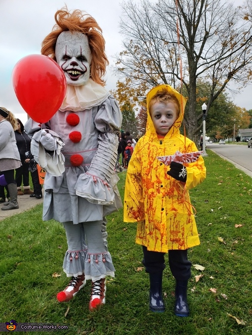 Pennywise and Georgie Costume for Kids - Photo 2/3
