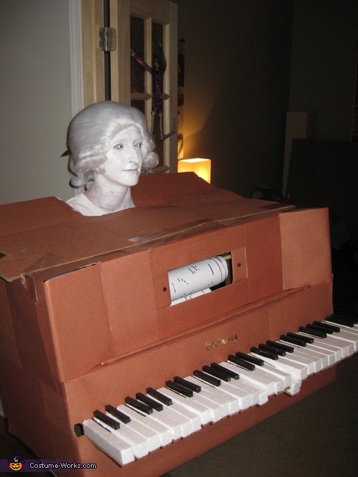 Player piano with 18th century bust Costume