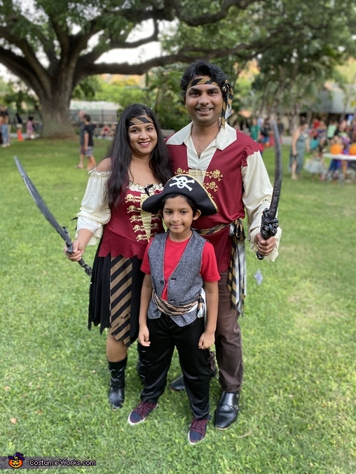 Pirates Family Costume | Last Minute Costume Ideas - Photo 2/3