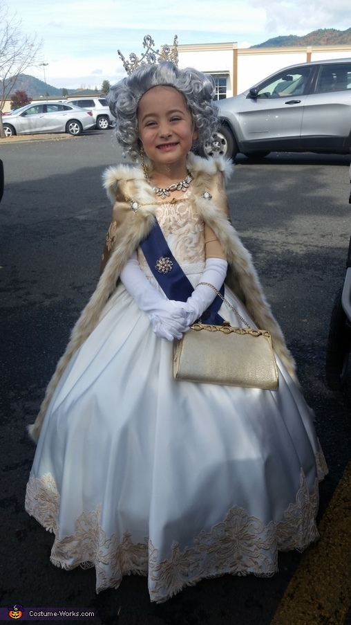 child dressed like queen elizabeth