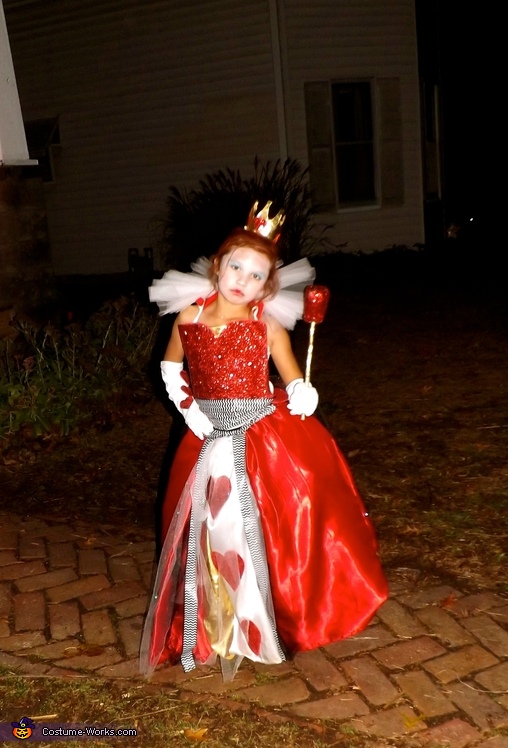 Girls Queen of Hearts Costume DIY | Best DIY Costumes - Photo 2/5