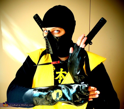 Make a Scorpion Costume (Mortal Kombat Ninja) : 8 Steps (with