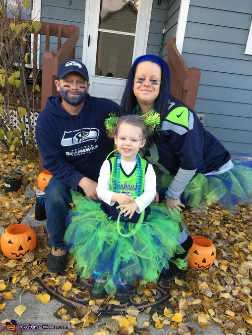 Seahawks 12's Family Costume | Coolest DIY Costumes