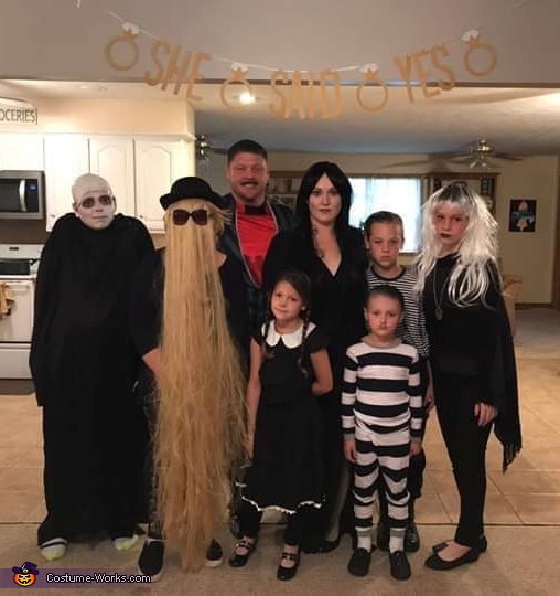 DIY Addams Family Halloween costume  Halloween costumes adams family,  Adams family halloween, Family halloween costumes