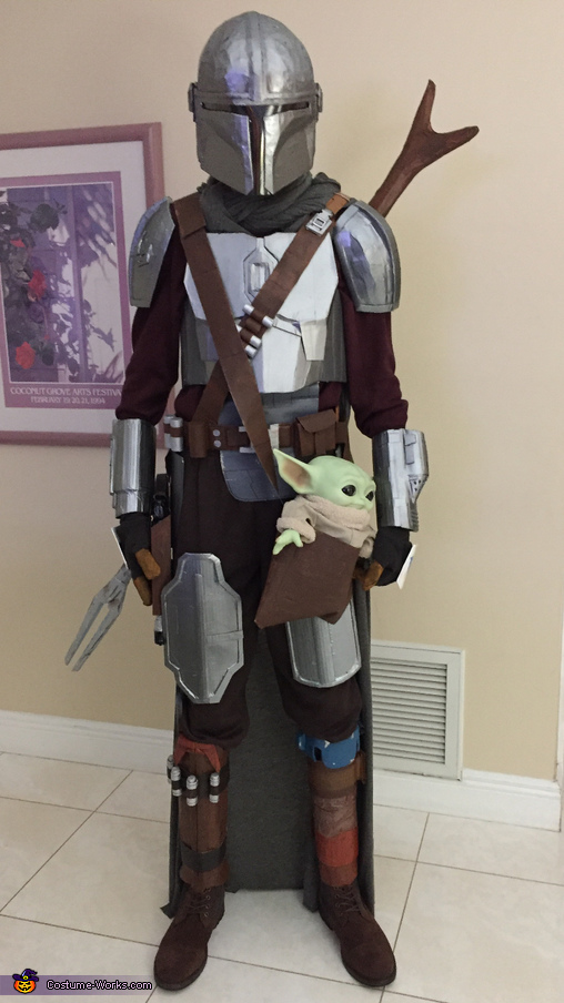 https://photos.costume-works.com/full/the_cardboard_mandalorian-32487-1.jpg