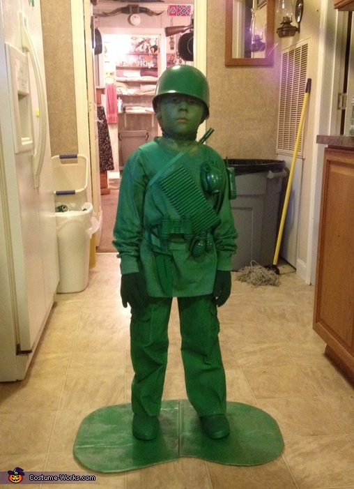 Awesome Toy Soldier Costume (2 pics)