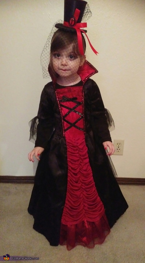 Vampiress Adalynne Costume | No-Sew DIY Costumes - Photo 4/6