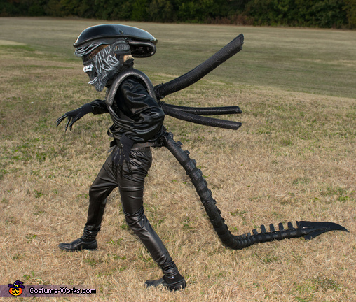 How do I proceed making an Alien costume? : r/howto