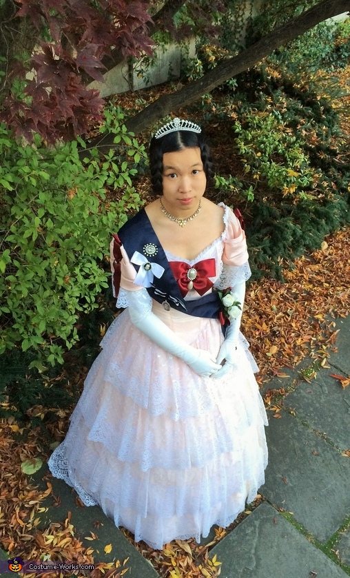 Kids queen victoria on sale costume