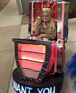 Kelly Clarkson in her Voice Chair Homemade Costume