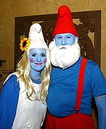 Ideea de costum de Halloween pentru cupluri: Costume de cuplu Papa Smurf și Smurfette