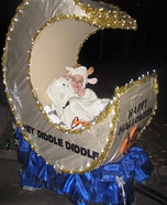 The Cow Jumped Over the Moon creative Halloween costume